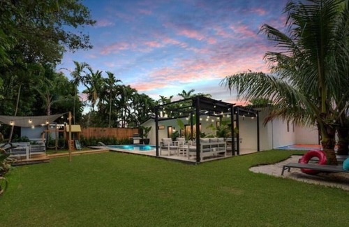 Westchester Casa | Sunset in Miami/22 guest/heated pool & lake view
