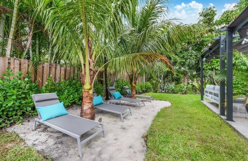 Ludlam Casa | Sunset in Miami heated pool & lake view L47