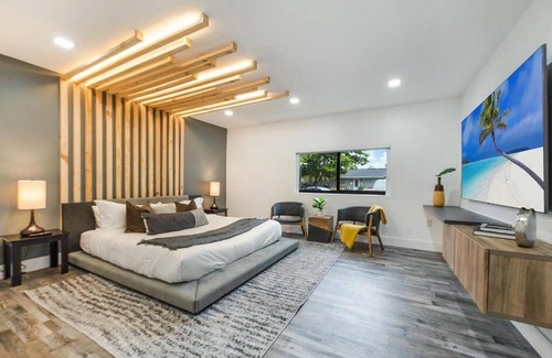 Ludlam Casa | Sunset in Miami heated pool & lake view L47