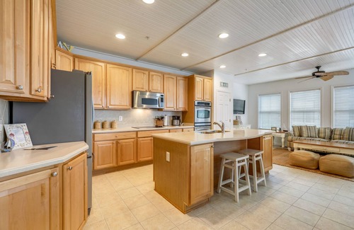 Sunset Island Casa | Sunset Island Beach House w/3 Large Decks, 75'' TV, quick walk to amenities