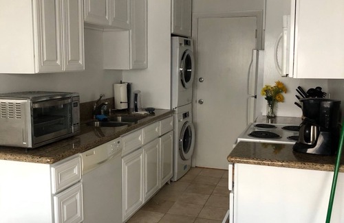 Norma Triangle Apartamento | Sunset & LA Cienega, Walk everywhere, free parking, city views, washer dryer.