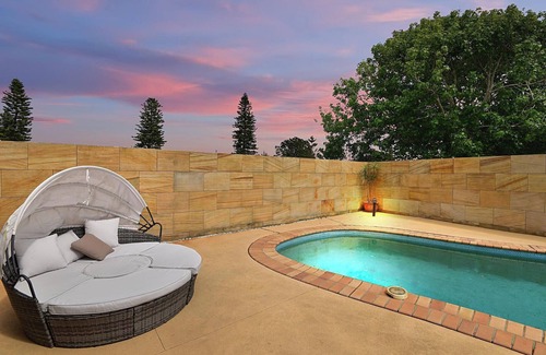 The Entrance North Casa | "Sunset Springs" Pet friendly home with swimming pool