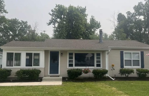 Twin Lakes Casa | Sunset Lakehouse: lake view, steps from beach and easy commute to Lake Geneva!
