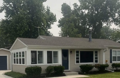 Twin Lakes Casa | Sunset Lakehouse: lake view, steps from beach and easy commute to Lake Geneva!