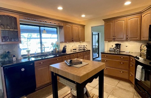 Punta Gorda Casa | PUP FRIENDLY, MODERN home, en CANAL, a pie de Fisherman's Village & Dog Park.