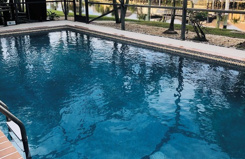 Punta Gorda Casa | PUP FRIENDLY, MODERN home, en CANAL, a pie de Fisherman's Village & Dog Park.