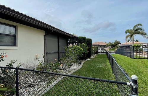 Punta Gorda Casa | PUP FRIENDLY, MODERN home, en CANAL, a pie de Fisherman's Village & Dog Park.