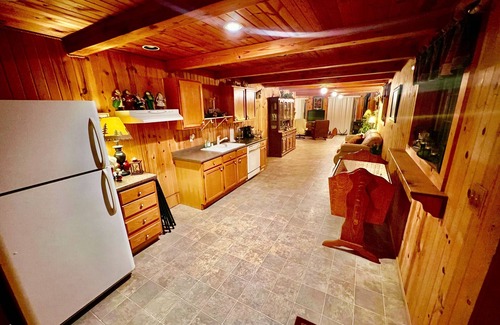 Harpers Ferry Cabina | Sunset Lodge w/ Hot Tub & Pool... 9 Bedrooms