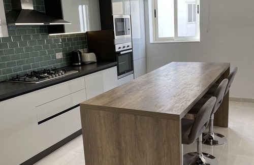 Madliena Apartamento | Sunset Modern Apt - Near Beach, Wifi & Cable TV