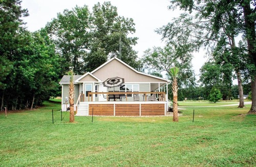 Chappells Casa | Sunset Oasis - Lakefront Getaway on Lake Greenwood! 3-BD/2BA House/Sleeps 8/Dock