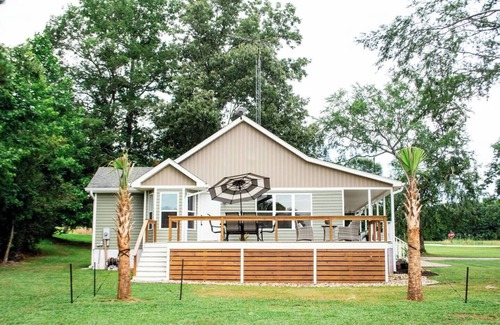 Chappells Casa | Sunset Oasis - Lakefront Getaway on Lake Greenwood! 3-BD/2BA House/Sleeps 8/Dock