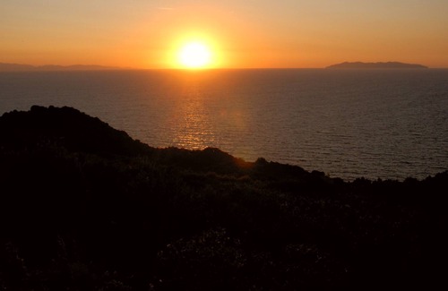 Zanca Casa | Puesta de sol sobre Córcega. Casa unifamiliar rodeada de vegetación, vistas al mar.