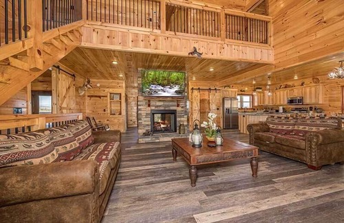 Sevierville Cabina | Sunset Peak- The perfect cabin with indoor pool, Mountain Views, and fire-pit!