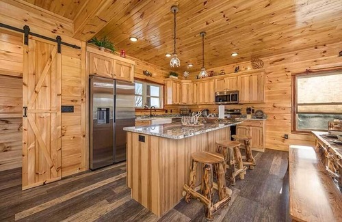 Sevierville Cabina | Sunset Peak- The perfect cabin with indoor pool, Mountain Views, and fire-pit!