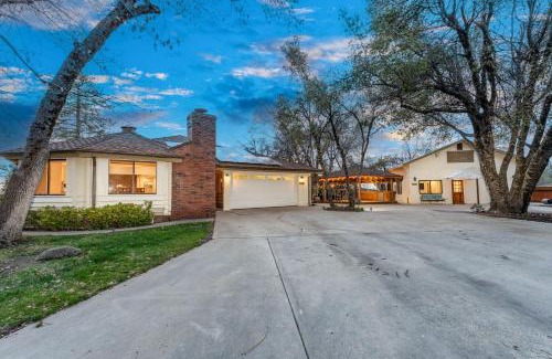Coarsegold Casa | Sunset Retreat- TWO houses with hot tub, firepit, multiple kitchens, sleeps 20