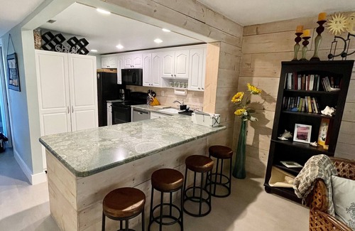 Key Largo Condominio | "Sunset Serenity" Reserve ahora para sus vacaciones de verano! Vista de la bahía desde el balcón!
