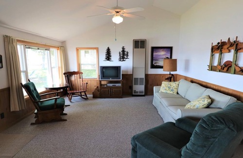 Petoskey Casa | Sunset Shore: dos habitaciones, dos baños, una escapada para siete personas para disfrutar de las puestas de sol y explorar el Canal de navegación interior.
