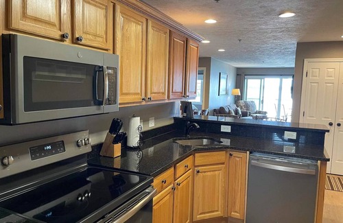 Cadillac Condominio | Sunset Shores Resort Lake Cadillac Mi. Waterfront 2-bedroom 2 bath condo.