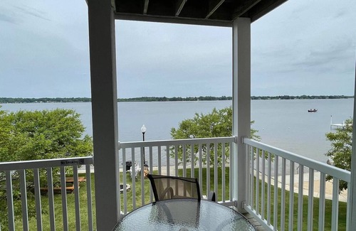 Cadillac Condominio | Sunset Shores Resort Lake Cadillac Mi. Waterfront 2-bedroom 2 bath condo.