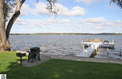 Cadillac Condominio | Sunset Shores Resort Lake Cadillac Mi. Waterfront 2-bedroom 2 bath condo.