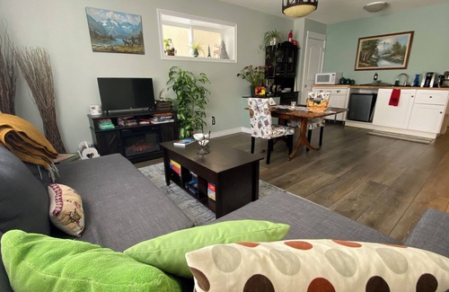 Cochrane Cama Y Desayuno | Sunset Suite - private walkout, free breakfast, luxury airjet tub, dog friendly!