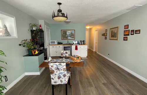Cochrane Cama Y Desayuno | Sunset Suite - private walkout, free breakfast, luxury airjet tub, dog friendly!