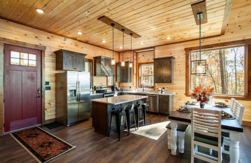 Sevierville Casa | Sunset Summit - Pool, Theater Room, Games, & VIEWS