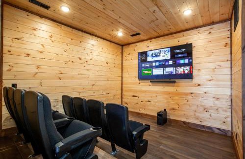 Sevierville Casa | Sunset Summit - Pool, Theater Room, Games, & VIEWS