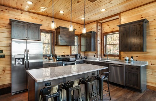Sevierville Cabina | Dollywood Luxury Cabin | Private Pool, Hot Tub, Game Room & Theater