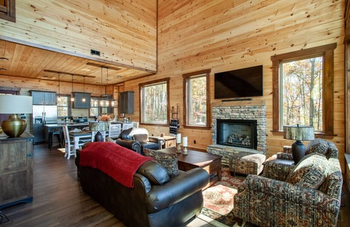 Sevierville Cabina | Dollywood Luxury Cabin | Private Pool, Hot Tub, Game Room & Theater