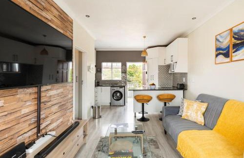 Centurion Apartamento | Sunset View Apartment with Free Secure Parking in Central Location