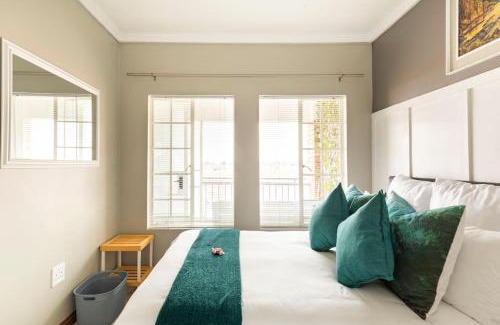 Centurion Apartamento | Sunset View Apartment with Free Secure Parking in Central Location