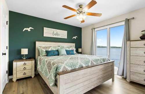 Kimberling City Casa | Sunset View at Anchor's Point - Lakefront Stay for 8 with Private Balcony