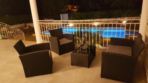 Olhos D'Agua Villa | Sunset Villa by Laranjal Rentals