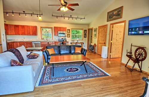 West Jefferson Chalet De Esquí | Sunset Vistas-Open for Bookings! 1 BR, Hot Tub, Views
