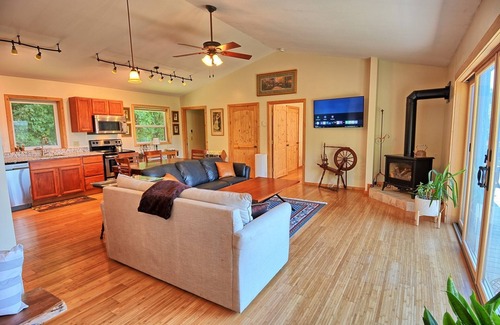 West Jefferson Chalet De Esquí | Sunset Vistas-Open for Bookings! 1 BR, Hot Tub, Views