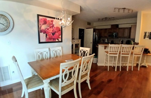 North End Condominio | Sunset Waterfront Resort 4. Luxury Lakeside, Lakeview 2 bed/2 bath Kelowna Condo
