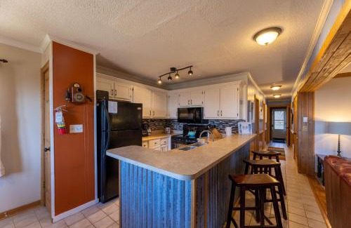 Snowshoe Apartamento | Sunsets at Summit 108b, free WI-FI, parking and AC