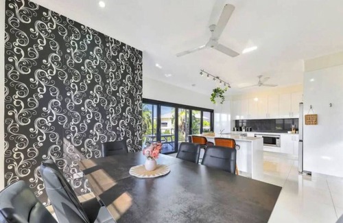 Stuart Park Casa | Sunsets & City Skyline Views with Pool