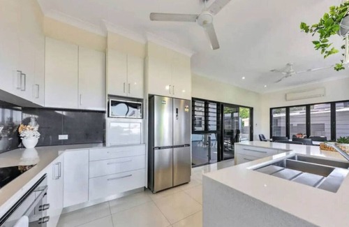 Stuart Park Casa | Sunsets & City Skyline Views with Pool