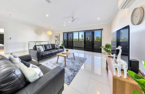 Stuart Park Casa | Sunsets & City Skyline Views With Pool