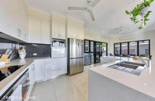 Stuart Park Casa | Sunsets & City Skyline Views With Pool