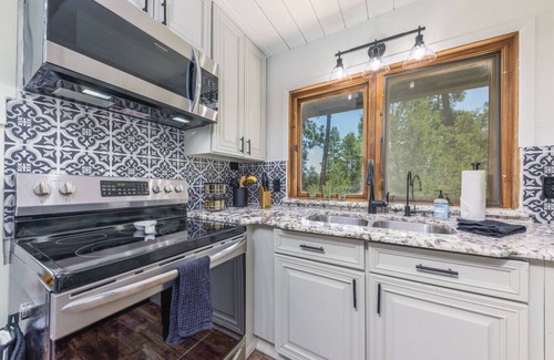 Ruidoso Apartamento | Sunsets & Lattes: Hot Tub/Decks/Views/Mtn Luxury