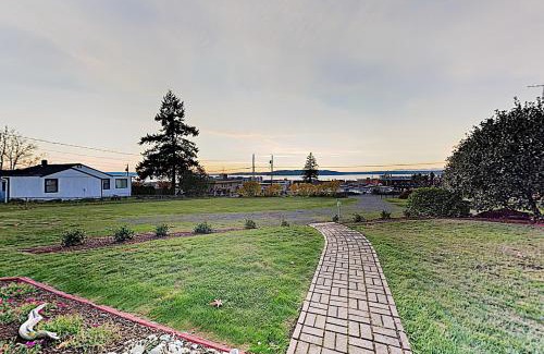 Des Moines Casa | Sunsets over Sound