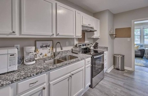 Rosewood Casa | Sunshine BNB in Downtown Cola- walk to 5 Parks!