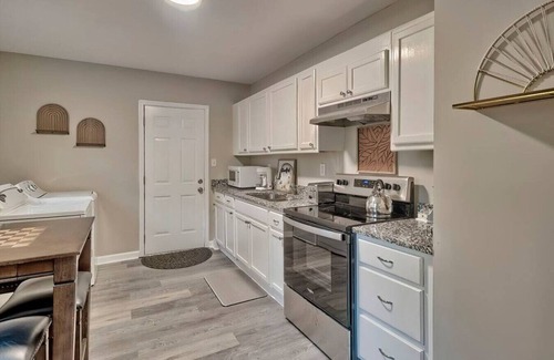 Rosewood Casa | Sunshine BNB in Downtown Cola- walk to 5 Parks!