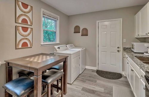 Rosewood Casa | Sunshine BNB in Downtown Cola- walk to 5 Parks!