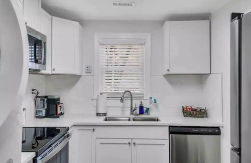 North Charleston Apartamento | Sunshine Bungalow Minutes from DowntownCharleston