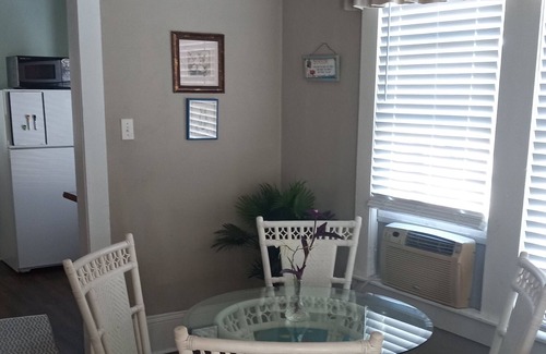 Historic District Apartamento | Sunshine Door Inn close to Beach & Marina, Shopping, Farmers Market, Restaurants