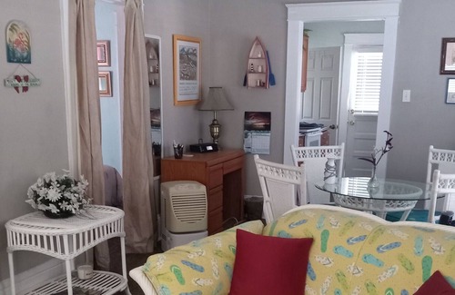 Historic District Apartamento | Sunshine Door Inn close to Beach & Marina, Shopping, Farmers Market, Restaurants